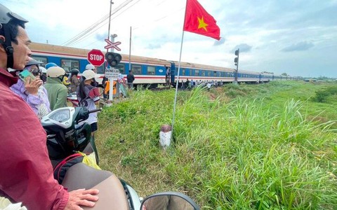 Băng qua đường sắt, 2 cô gái đi xe máy bị tàu hoả tông thương vong