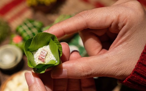 Cô gái Hà Nội tái hiện mâm cỗ cổ truyền ngày Tết của người Việt bằng phiên bản tí hon