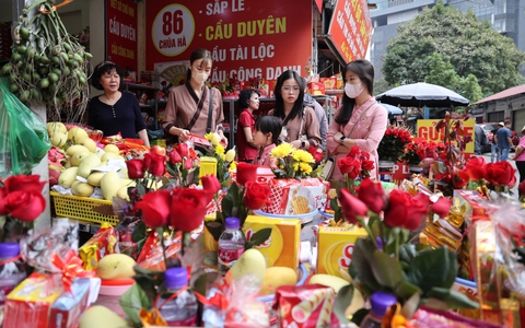 Giới trẻ nô nức đến chùa Hà cầu duyên ngày Valentine
