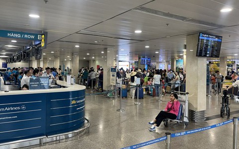 Hết vé máy bay đi TPHCM sau Tết, nối chuyến mất gần 20 triệu đồng