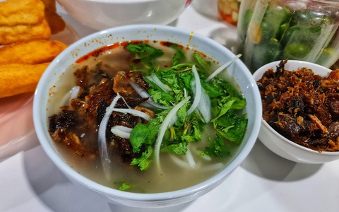 Độc đáo cháo chờ Nam Ô