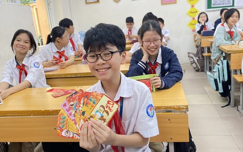Học sinh Hà Nội vui trở lại trường sau kỳ nghỉ Tết