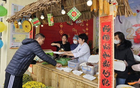 Hàng nghìn chiếc bánh mỳ, suất xôi miễn phí trong 5 ngày Tết tại Bệnh viện Bạch Mai