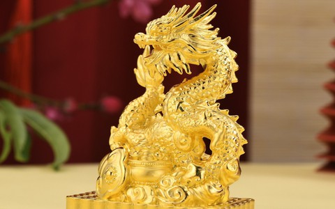 Linh vật rồng vàng hút khách dịp Vía Thần Tài, dân trong nghề chỉ cách chọn mua hợp lý, không mất giá