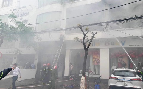 Dập tắt vụ cháy lớn tại cửa hàng đúng ngày "vía Thần tài"