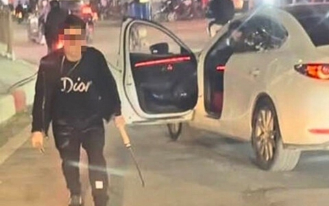 Tài xế ô tô cầm dao chém rách lốp xe buýt ở Hà Nội bị tạm giữ hình sự, đối mặt hình phạt nghiêm khắc