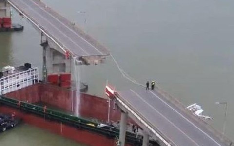 Trung Quốc: Tàu hàng đâm gãy cầu, nhiều phương tiện rơi xuống sông