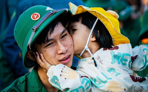 Lời nhắn nhủ xúc động của cha, cái ôm bịn rịn của con gái ngày tân binh nhập ngũ