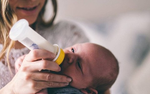 Pha ma túy vào sữa cho con uống để khỏi quấy khóc, đôi vợ chồng bị bắt