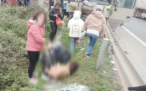 Xe khách tông vào hộ lan quốc lộ 1A, nhiều người bị thương