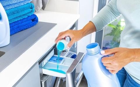 Dùng nước giặt hay bột giặt tốt hơn?