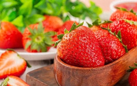 Lão nông trồng dâu tây lâu năm: "Chỉ dùng muối hay bột mì để rửa thì chả có cái nào đúng, rửa thế này sẽ sạch hơn"