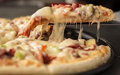 Ăn pizza để qua đêm, cô gái phải phẫu thuật não khẩn cấp