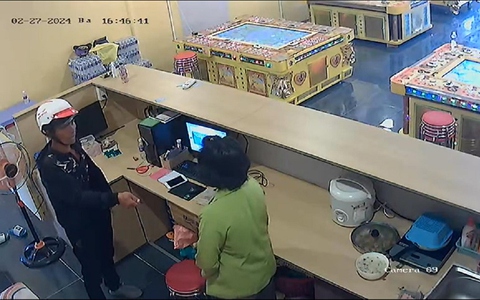 Cầm dao uy hiếp nhân viên thu ngân để cướp tiền