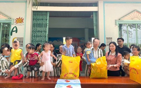 Thăm, tặng quà tết cho trẻ em ở cùng mẹ trong trại giam Bộ Công an