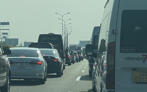 Kẹt xe hàng chục km trên cao tốc Long Thành - Dầu Giây sau va chạm liên hoàn