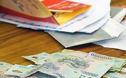 Vợ chuẩn bị quà Tết cho mẹ đẻ có phong bì 2 triệu, chồng lén xem trước rồi lẳng lặng làm một điều