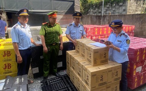 Bắt 3 xe tải chở lô rượu ngoại trị giá hơn 15 tỷ đồng ở Bình Dương