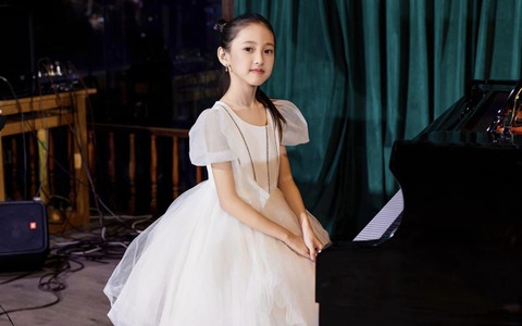 Không chỉ múa ballet, cưỡi ngựa xuất sắc, con gái Hà Kiều Anh còn "gây thương nhớ" khi biểu diễn bộ môn nghệ thuật piano