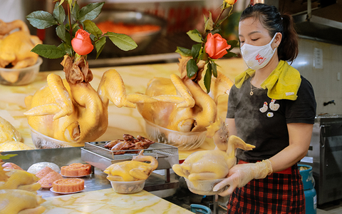Từ câu chuyện cô gái mua phải gà luộc còn sống nguyên, đây là mẹo chọn được gà chín đẹp để thắp hương
