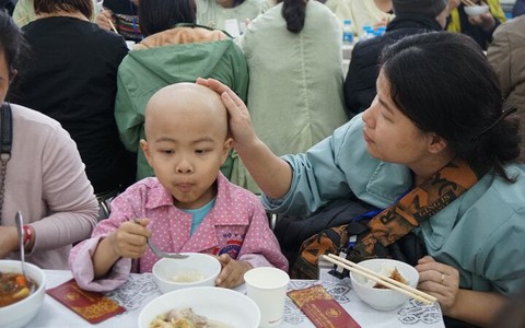 Mẹ hạnh phúc nhìn con ăn được cơm sau 3 tháng chiến đấu với ung thư