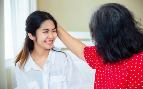 Tôi không dám tin vào mắt mình khi nhìn tập tiền mẹ chồng lì xì cho ngay sáng mùng Một Tết