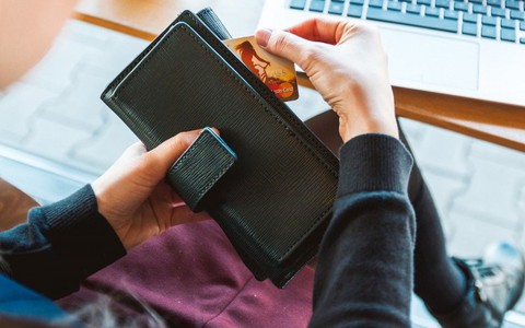 Nếu muốn thu hút sự giàu có mà không mất tiền, chỉ cần sử dụng ví có màu này