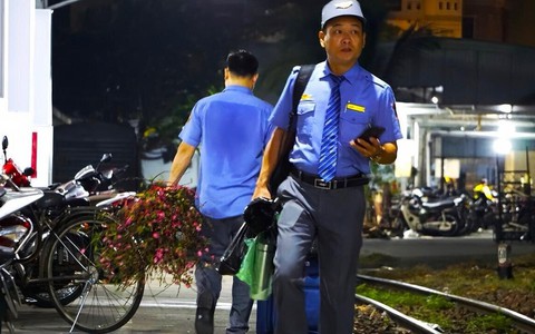 Những người đưa chuyến tàu đi xuyên Giao thừa, chở Tết đi muôn phương
