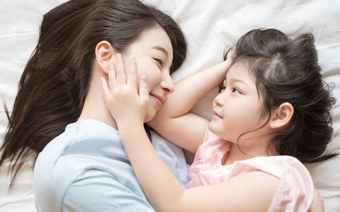 Nói chuyện với con theo cách này, con lúc nào cũng quấn quít, yêu thương cha mẹ