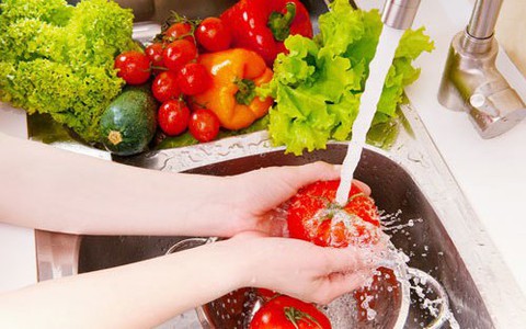 Rửa rau kiểu này tưởng sạch nhưng lại phản tác dụng, vừa mất hết chất vừa 'rước độc vào người'