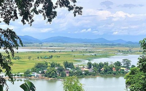 Phát hiện 2 cháu nhỏ tử vong dưới hồ nước
