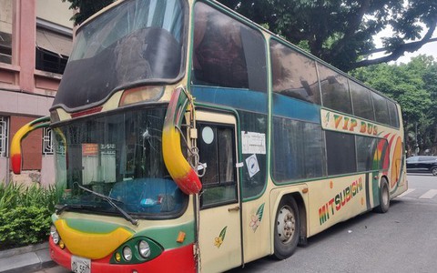 Chiếc xe ngoại cỡ mang biển nước ngoài “nằm lì” trên đường phố Hà Nội nhiều tháng