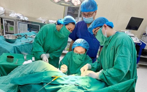 Bé gái 11 tuổi có hai tử cung