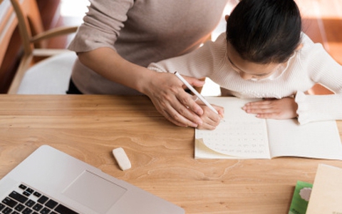 Bà mẹ ở Hà Nội tiết lộ khoản tiền thưởng mỗi khi con đạt điểm cao, phụ huynh than: Nhà giàu lắm mới theo nổi!