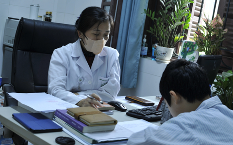 Bé trai 9 tuổi bị bố dượng bạo hành: Những rối loạn liên quan đến stress sẽ theo trẻ lâu dài