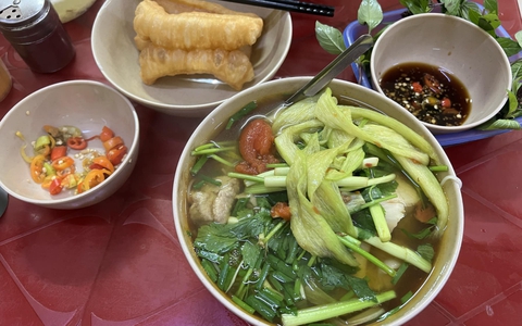 Lại có cô gái bức xúc vì ăn bún bị "chửi sấp mặt", dân mạng ngán ngẩm: Dường như có những người thích bị "ngược đãi" trong chuyện ăn uống!