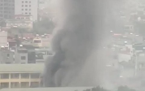 Hà Nội: Cháy phòng hiệu phó trường THCS Văn Quán, khói đen bốc cao nghi ngút