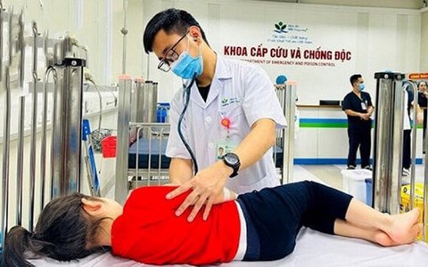 Ăn nhầm thuốc giảm cân của chị, bé gái 3 tuổi ngộ độc