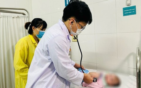 Thời tiết nồm ẩm, người già, trẻ nhỏ đổ bệnh