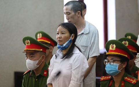 Mẹ “nữ sinh giao gà” liên tục ngất, tòa phúc thẩm hoãn xét xử