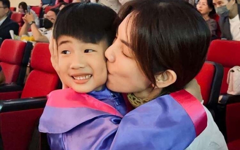 Đúng là "miệng hại thân", đang có cuộc sống ai nấy ghen tỵ, nữ ca sĩ cao hứng tiết lộ 1 câu mà "toang" cả hình tượng mẹ đảm