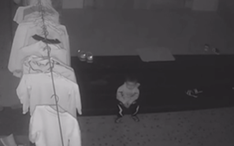Giây phút nhìn con ngồi thẫn thờ trên bậc thềm qua camera, người mẹ vì mưu sinh phải đi làm xa chỉ biết bật khóc