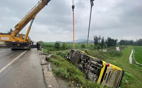 Xe giường nằm lật xuống ruộng, 13 người trên xe thoát chết may mắn