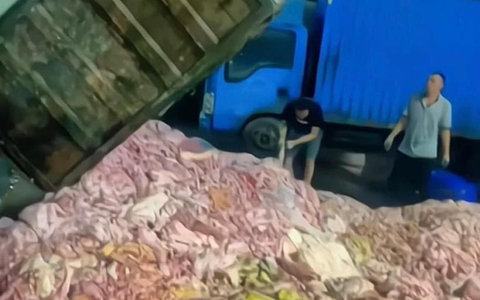 Kinh hãi hình ảnh nội tạng động vật chất đống trên sàn nhà, dân mạng rủ nhau "quay xe" với loại đồ ăn giá rẻ quen thuộc