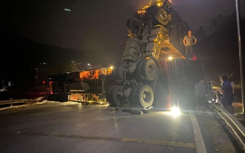 Điện Biên: Lật xe đầu kéo chở sắn, Quốc lộ 279 ách tắc hơn 7h