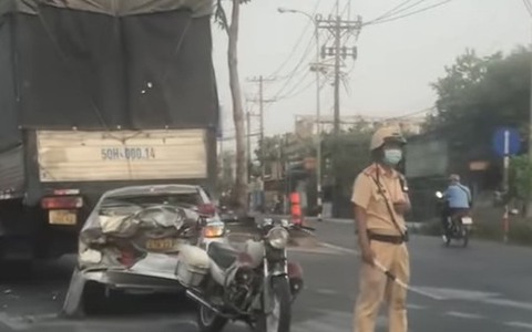 Tai nạn liên hoàn trên Quốc lộ 22, ô tô 4 chỗ bị mắc kẹt