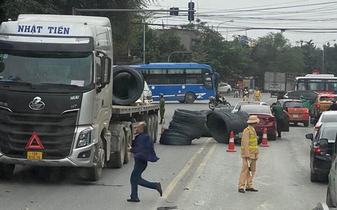 Nhiều cuộn thép rơi khỏi xe đầu kéo, va trúng 3 ô tô ở Hải Phòng