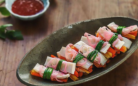 Cuối tuần đãi cả nhà món rau cần cuốn mực giòn ngon mát lành