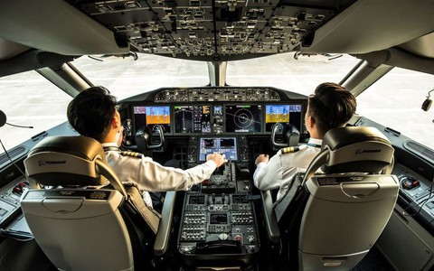 Chi phí học phi công đắt đỏ, ra trường liệu có sớm hoàn vốn?
