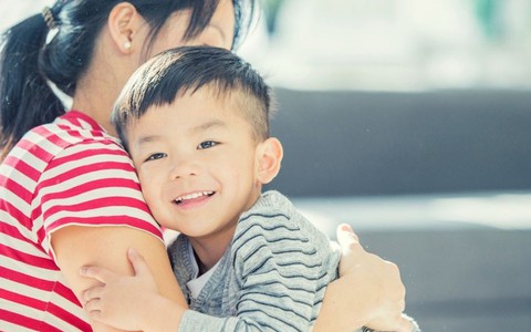 Vì sao trẻ cần những cái ôm mỗi ngày?